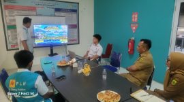 Kepala PLN Dabo Singkep saat menjelaskan kondisi listrik di Lingga kepada Bupati | Foto : Istimewa