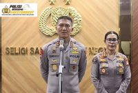 Kapolda Kepri Irjen Pol Suhendri didampingi Kabid Humas Polda Kepri Kombes Pol. Dr. Nona Pricillia Ohei saat memberikan himbauan terkait pemadaman listrik | Foto : Zonamu/Ist