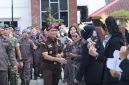 Kajati Kepri saat bersalaman dengan para pegawai Kejari Lingga | Foto : Prokopim Lingga