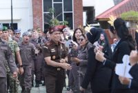 Kajati Kepri saat bersalaman dengan para pegawai Kejari Lingga | Foto : Prokopim Lingga