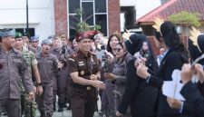 Kajati Kepri saat bersalaman dengan para pegawai Kejari Lingga | Foto : Prokopim Lingga