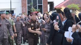Kajati Kepri saat bersalaman dengan para pegawai Kejari Lingga | Foto : Prokopim Lingga