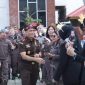 Kajati Kepri saat bersalaman dengan para pegawai Kejari Lingga | Foto : Prokopim Lingga