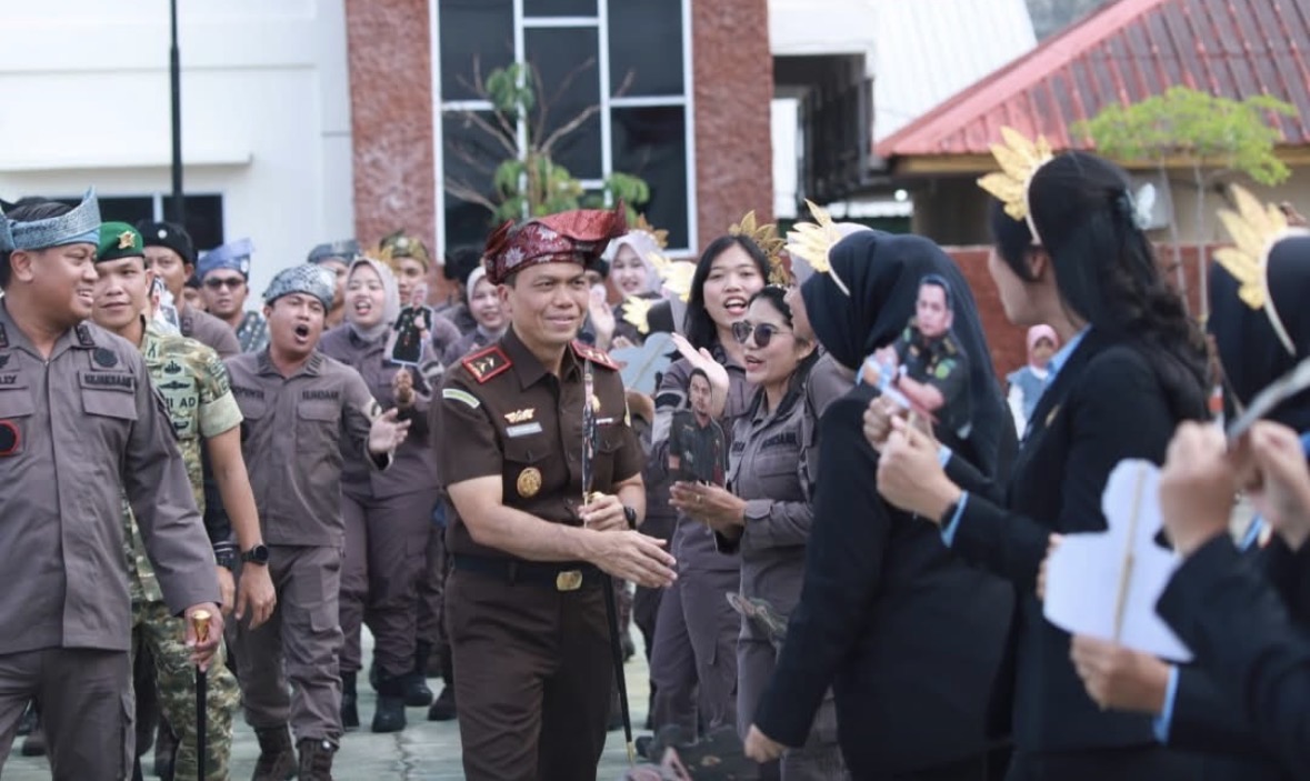 Kajati Kepri saat bersalaman dengan para pegawai Kejari Lingga | Foto : Prokopim Lingga