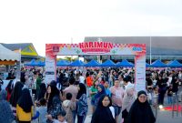 Suasana meriah dan padat pengunjung di area Karimun Weekend Market di Bandara Raja Haji Abdullah (RHA) Tahun 2025 lalu. Pasar akhir pekan ini menjadi pusat keramaian yang menampilkan berbagai produk UMKM lokal, hiburan, dan stan layanan publik | Foto: Zonamu/Humas Bandara RHA