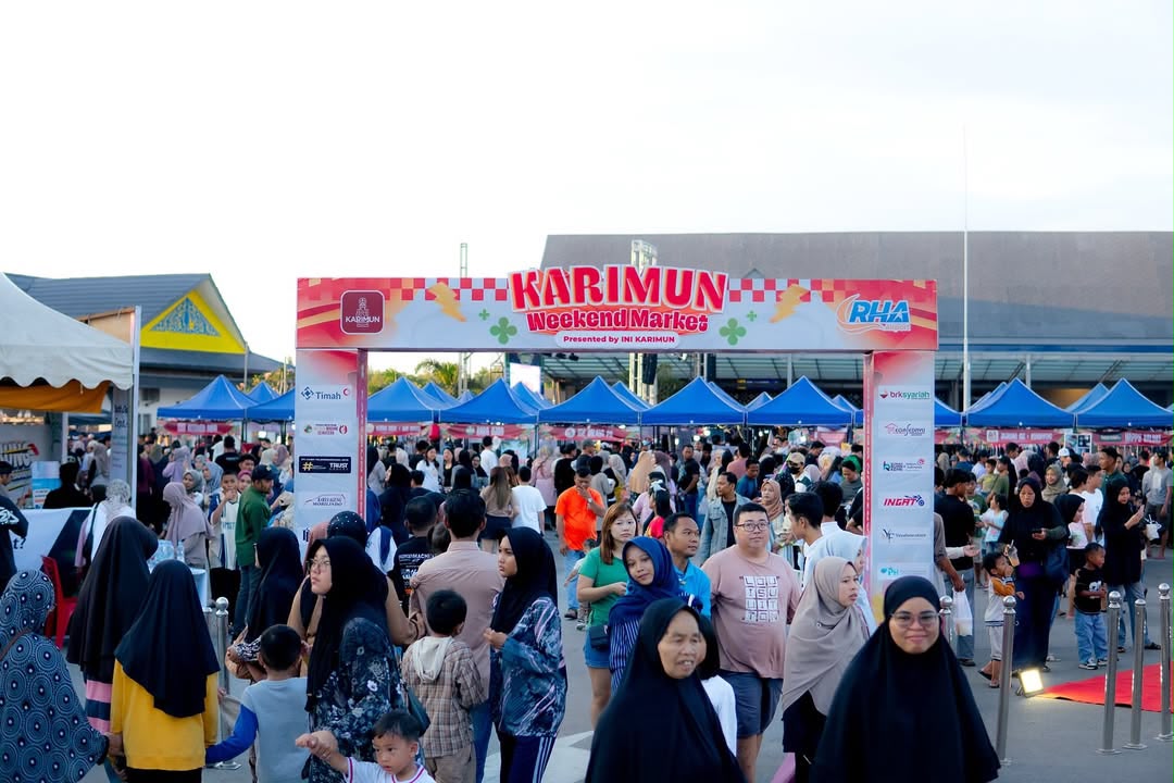Suasana meriah dan padat pengunjung di area Karimun Weekend Market di Bandara Raja Haji Abdullah (RHA) Tahun 2025 lalu. Pasar akhir pekan ini menjadi pusat keramaian yang menampilkan berbagai produk UMKM lokal, hiburan, dan stan layanan publik | Foto: Zonamu/Humas Bandara RHA