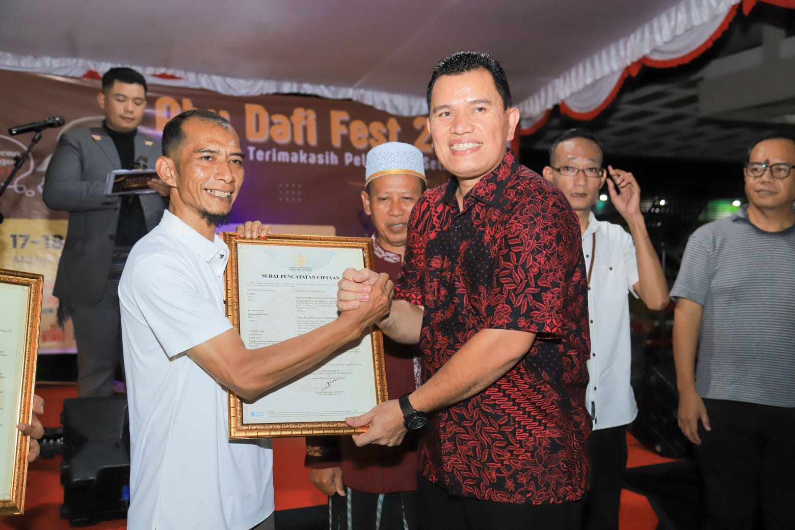 Brand Owner Kedai Kopi Abu Dafi, Nasrul Caniago saat menerima Surat Pencatatan Ciptaan dari Kepala Kantor Wilayah Kementerian Hukum (Kanwil Kemenkum) Kepulauan Riau (Kepri), Edison Manik beberapa waktu lalu | Foto: Zonamu/Humas Abu Dafi