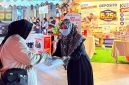 Pegawai PT BPR Tuah Karimun (Perseroda) membagikan masker gratis kepada masyarakat di kawasan Coastal Area, Karimun. Aksi sosial ini digelar di tengah maraknya kabut asap | Foto: Zonamu/Humas BPR Tuah Karimun