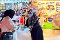 Pegawai PT BPR Tuah Karimun (Perseroda) membagikan masker gratis kepada masyarakat di kawasan Coastal Area, Karimun. Aksi sosial ini digelar di tengah maraknya kabut asap | Foto: Zonamu/Humas BPR Tuah Karimun