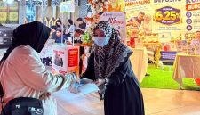 Pegawai PT BPR Tuah Karimun (Perseroda) membagikan masker gratis kepada masyarakat di kawasan Coastal Area, Karimun. Aksi sosial ini digelar di tengah maraknya kabut asap | Foto: Zonamu/Humas BPR Tuah Karimun