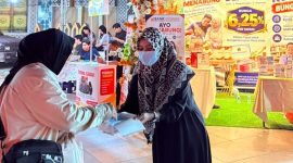 Pegawai PT BPR Tuah Karimun (Perseroda) membagikan masker gratis kepada masyarakat di kawasan Coastal Area, Karimun. Aksi sosial ini digelar di tengah maraknya kabut asap | Foto: Zonamu/Humas BPR Tuah Karimun