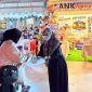 Pegawai PT BPR Tuah Karimun (Perseroda) membagikan masker gratis kepada masyarakat di kawasan Coastal Area, Karimun. Aksi sosial ini digelar di tengah maraknya kabut asap | Foto: Zonamu/Humas BPR Tuah Karimun