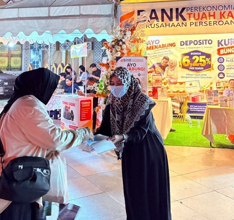 Pegawai PT BPR Tuah Karimun (Perseroda) membagikan masker gratis kepada masyarakat di kawasan Coastal Area, Karimun. Aksi sosial ini digelar di tengah maraknya kabut asap | Foto: Zonamu/Humas BPR Tuah Karimun