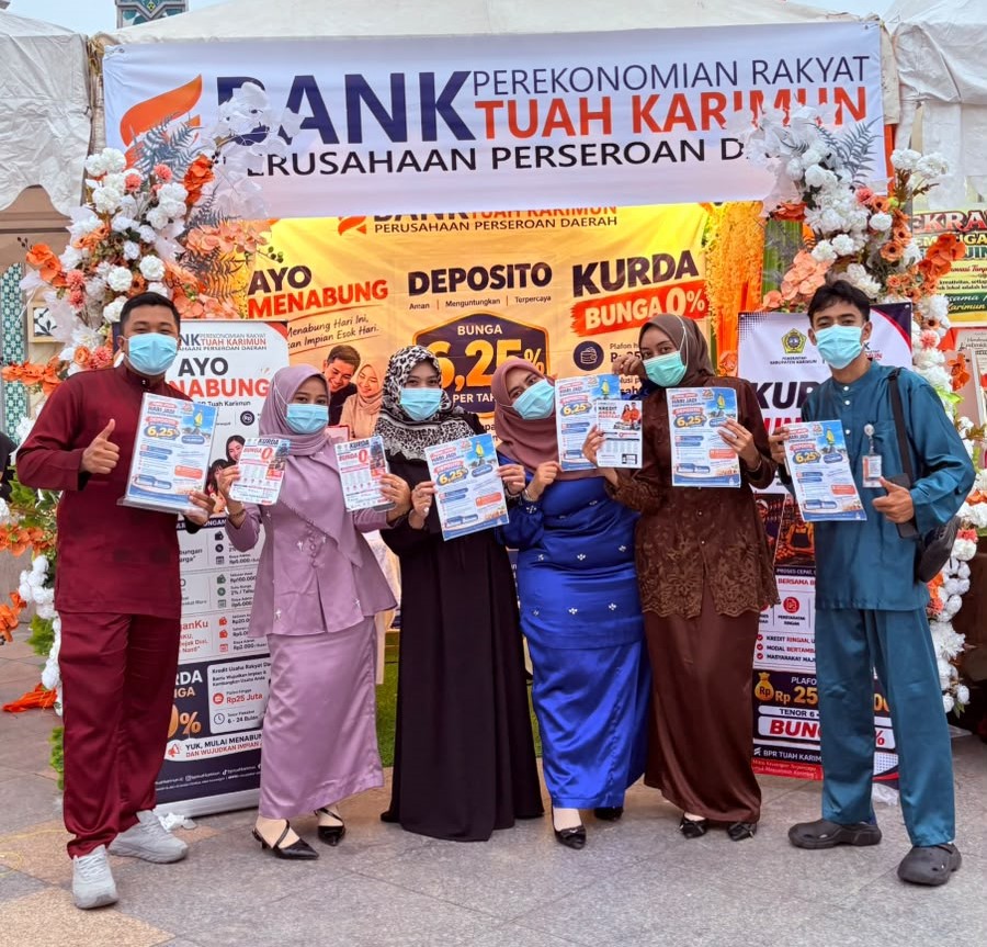 Manajemen PT BPR Tuah Karimun mengimbau masyarakat dan pengunjung kegiatan Enjoy Karimun untuk tetap mengenakan masker dan menjaga kesehatan di tengah kondisi udara berkabut asap | Foto: Zonamu/Humas BPR Tuah Karimun