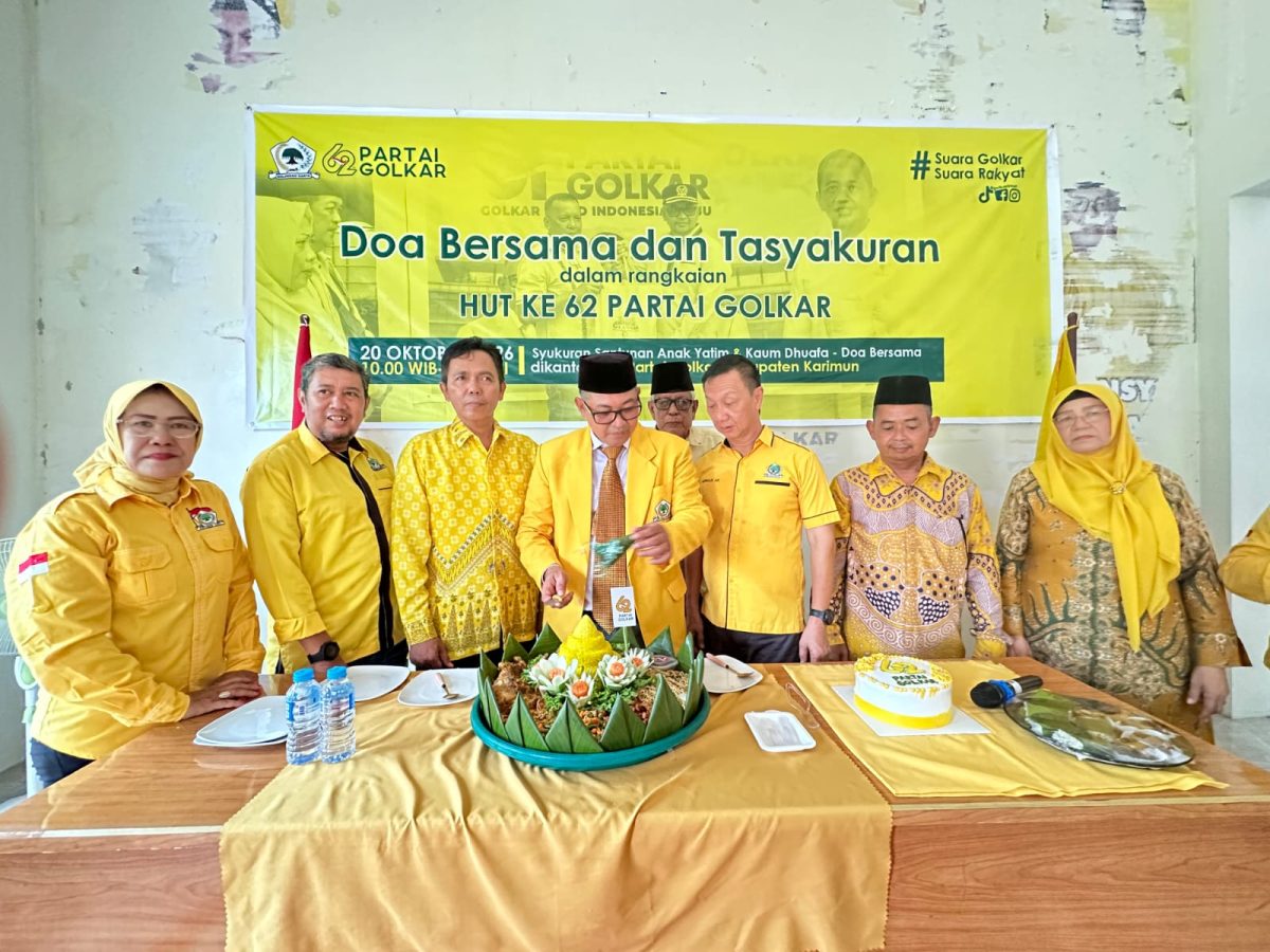 Ketua DPD Partai Golkar Kabupaten Karimun, Ir. Raja Rafiza, memotong tumpeng dalam acara tasyakuran Hari Ulang Tahun (HUT) Partai Golkar ke-62 | Foto: Zonamu/Humas Partai Golkar DPD Karimun