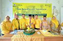 Ketua DPD Partai Golkar Kabupaten Karimun, Ir. Raja Rafiza, memotong tumpeng dalam acara tasyakuran Hari Ulang Tahun (HUT) Partai Golkar ke-62 | Foto: Zonamu/Humas Partai Golkar DPD Karimun