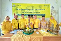 Ketua DPD Partai Golkar Kabupaten Karimun, Ir. Raja Rafiza, memotong tumpeng dalam acara tasyakuran Hari Ulang Tahun (HUT) Partai Golkar ke-62 | Foto: Zonamu/Humas Partai Golkar DPD Karimun