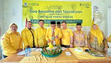 Ketua DPD Partai Golkar Kabupaten Karimun, Ir. Raja Rafiza, memotong tumpeng dalam acara tasyakuran Hari Ulang Tahun (HUT) Partai Golkar ke-62 | Foto: Zonamu/Humas Partai Golkar DPD Karimun