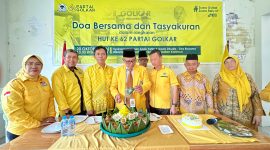 Ketua DPD Partai Golkar Kabupaten Karimun, Ir. Raja Rafiza, memotong tumpeng dalam acara tasyakuran Hari Ulang Tahun (HUT) Partai Golkar ke-62 | Foto: Zonamu/Humas Partai Golkar DPD Karimun
