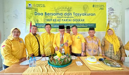 Ketua DPD Partai Golkar Kabupaten Karimun, Ir. Raja Rafiza, memotong tumpeng dalam acara tasyakuran Hari Ulang Tahun (HUT) Partai Golkar ke-62 | Foto: Zonamu/Humas Partai Golkar DPD Karimun