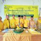 Ketua DPD Partai Golkar Kabupaten Karimun, Ir. Raja Rafiza, memotong tumpeng dalam acara tasyakuran Hari Ulang Tahun (HUT) Partai Golkar ke-62 | Foto: Zonamu/Humas Partai Golkar DPD Karimun
