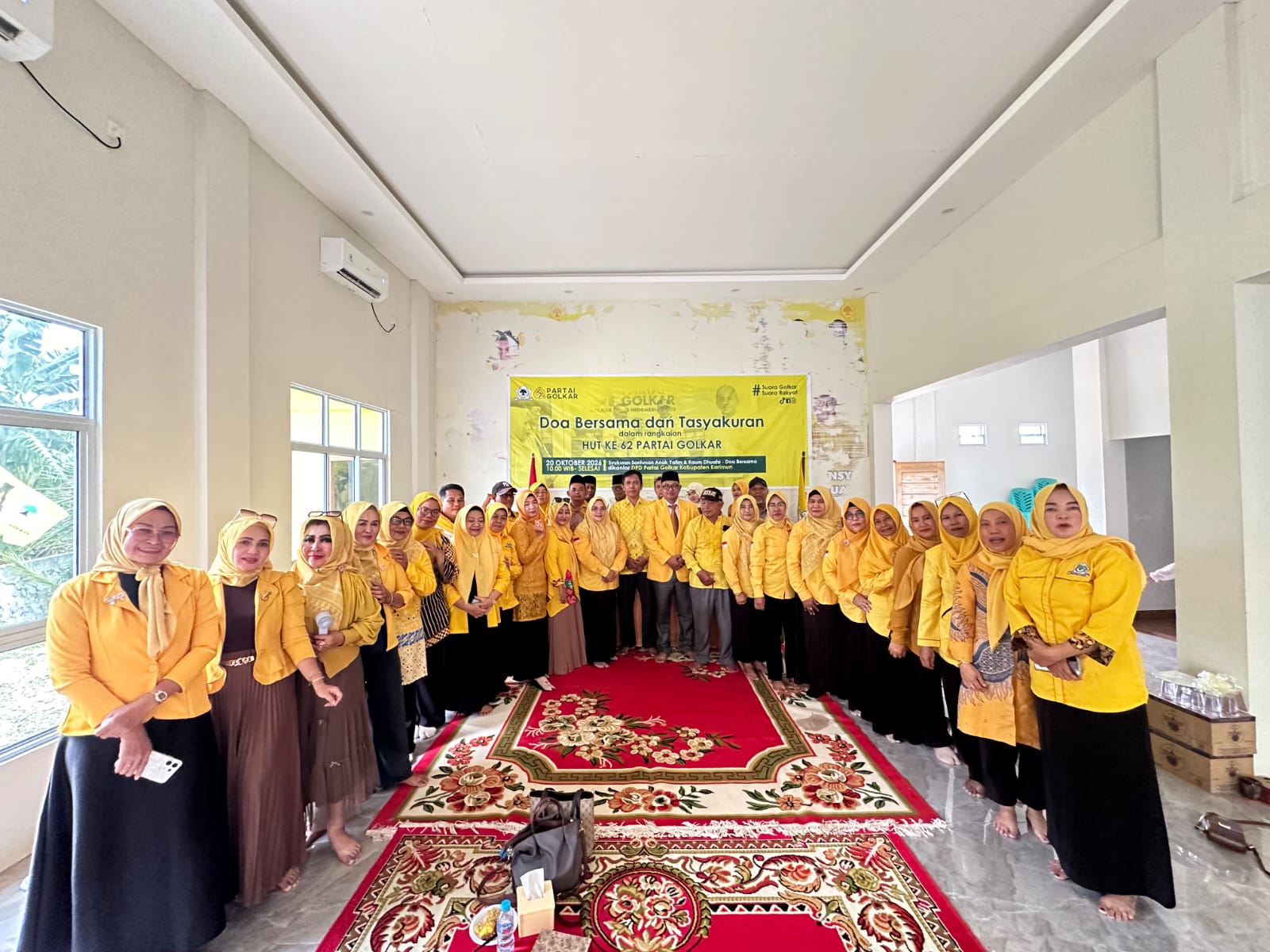 Selain potong tumpeng, DPD Partai Golkar Karimun juga menggelar doa bersama, tasyakuran, serta penyaluran santunan | Foto: Zonamu/Humas Partai Golkar DPD Karimun
