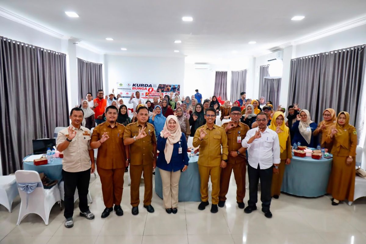 Bupati Karimun, Iskandarsyah bersama jajaran Manajemen PT BPR Tuah Karimun secara simbolis menyalurkan Kredit Usaha Rakyat Daerah (KURDA) bunga 0% kepada pelaku UMKM di Karimun | Foto: Zonamu/Humas BPR Tuah Karimun