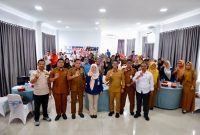 Bupati Karimun, Iskandarsyah bersama jajaran Manajemen PT BPR Tuah Karimun secara simbolis menyalurkan Kredit Usaha Rakyat Daerah (KURDA) bunga 0% kepada pelaku UMKM di Karimun | Foto: Zonamu/Humas BPR Tuah Karimun