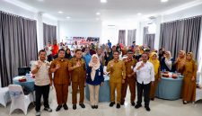 Bupati Karimun, Iskandarsyah bersama jajaran Manajemen PT BPR Tuah Karimun secara simbolis menyalurkan Kredit Usaha Rakyat Daerah (KURDA) bunga 0% kepada pelaku UMKM di Karimun | Foto: Zonamu/Humas BPR Tuah Karimun