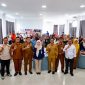 Bupati Karimun, Iskandarsyah bersama jajaran Manajemen PT BPR Tuah Karimun secara simbolis menyalurkan Kredit Usaha Rakyat Daerah (KURDA) bunga 0% kepada pelaku UMKM di Karimun | Foto: Zonamu/Humas BPR Tuah Karimun