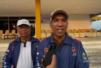 Wabup Lingga didampingi Ketua Umum KONI Lingga saat diwawancarai | Foto : Wandi