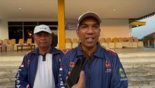Wabup Lingga didampingi Ketua Umum KONI Lingga saat diwawancarai | Foto : Wandi