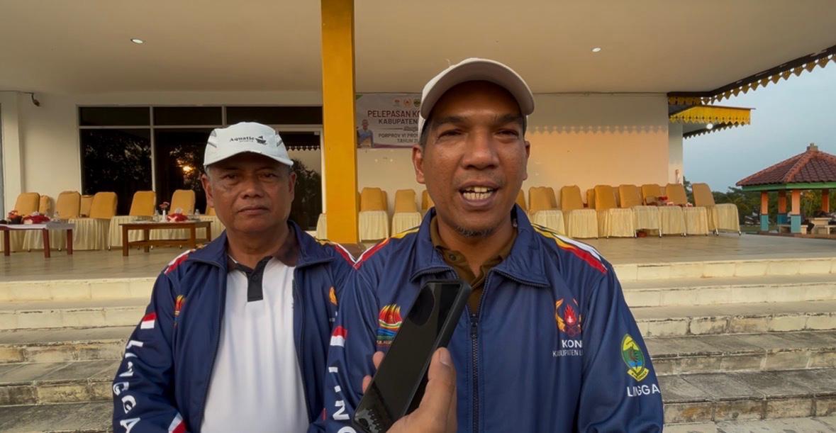 Wabup Lingga didampingi Ketua Umum KONI Lingga saat diwawancarai | Foto : Wandi
